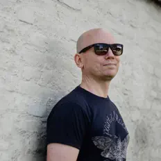 聆聽 Secula、觀看音樂影片、閱讀小傳、查看巡演日期等！