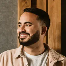 Angel Chaparroを聴いたり、ミュージックビデオを鑑賞したり、経歴やツアー日程などを確認したりしましょう！