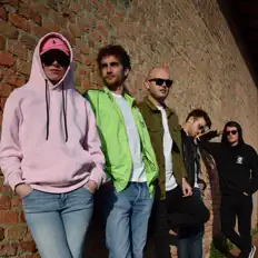 Escucha a Nivine, mira vídeos musicales, lee la biografía, consulta fechas de giras y mucho más.