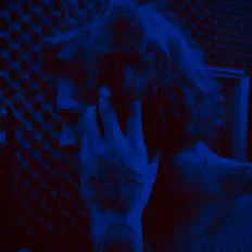 收听 BFM True、观看音乐视频、阅读小传、查看巡演日期等 ！