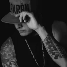 聆聽 Dr. Alakrán、觀看音樂影片、閱讀小傳、查看巡演日期等！