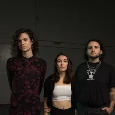 Ascolta Vagrants, guarda video musicali, leggi la biografia, vedi le date del tour & altro!