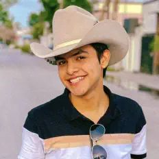 Escucha a Adrian Quintero, mira videos musicales, lee su biografía, consulta las fechas de las gira y más.