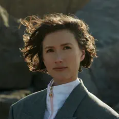 聆聽 Eva van Manen、觀看音樂影片、閱讀小傳、查看巡演日期等！
