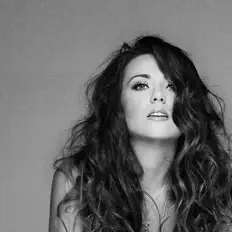 Escucha a Anna Veé, mira videos musicales, lee su biografía, consulta las fechas de las gira y más.