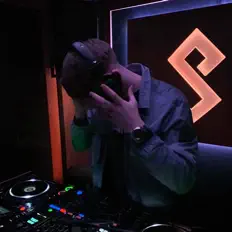 Dengarkan Wanders, tonton video musik, baca bio, lihat tanggal tur & lainnya!