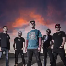 Poslechněte si interpreta BISON, sledujte hudební videa, přečtěte si životopis, podívejte se na data turné a další informace.