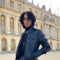 Poslechněte si interpreta undefined, sledujte hudební videa, přečtěte si životopis, podívejte se na data turné a další informace.