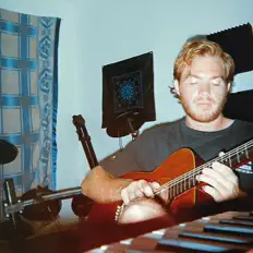 聆聽 Con DeArella、觀看音樂影片、閱讀小傳、查看巡演日期等！