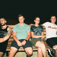 Dengarkan Logans Circle, tonton video musik, baca bio, lihat tanggal tur & lainnya!