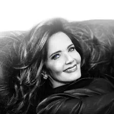 Lynda Carter dinle, müzik videolarını izle, biyografisini oku, tur tarihlerini ve daha fazlasını gör!