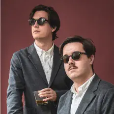 Écoutez Airliners, regardez des vidéoclips, lisez la biographie, consultez les dates de tournée et plus encore !