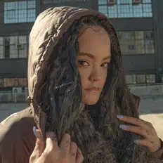 Hör dir Aquilla an, schau dir Musikvideos an, lies die Biografie, finde Tourdaten und mehr!