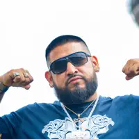 收听 undefined、观看音乐视频、阅读小传、查看巡演日期等 ！