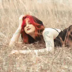 聆聽 SIYRIN、觀看音樂影片、閱讀小傳、查看巡演日期等！