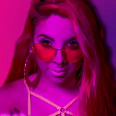 Kayla Kimを聴いたり、ミュージックビデオを鑑賞したり、経歴やツアー日程などを確認したりしましょう！