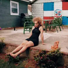 Escucha a Yasmin, mira videos musicales, lee su biografía, consulta las fechas de las gira y más.