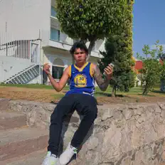 Hör dir LoliBrau an, schau dir Musikvideos an, lies die Biografie, finde Tourdaten und mehr!