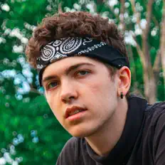 MMXVII सुनें, म्यूज़िक वीडियो देखें, बायो पढ़ें, दौरे की तारीखें और बहुत कुछ देखें!