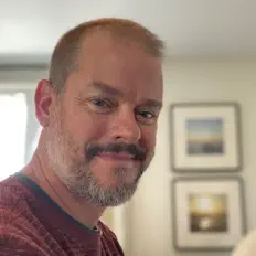 聆聽 Dean Loebach、觀看音樂影片、閱讀小傳、查看巡演日期等！