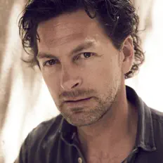 Pierre Donoréを聴いたり、ミュージックビデオを鑑賞したり、経歴やツアー日程などを確認したりしましょう！