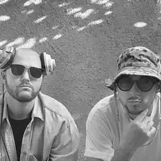 Hör dir DAMN!SKY an, schau dir Musikvideos an, lies die Biografie, finde Tourdaten und mehr!