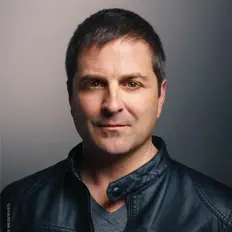 聆聽 Phil Hyland、觀看音樂影片、閱讀小傳、查看巡演日期等！