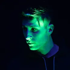 Emmezを聴いたり、ミュージックビデオを鑑賞したり、経歴やツアー日程などを確認したりしましょう！
