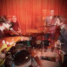 Escucha a Roger Bryan and the Orphans, mira videos musicales, lee su biografía, consulta las fechas de las gira y más.