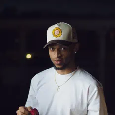 聆聽 Ko0zy、觀看音樂影片、閱讀小傳、查看巡演日期等！