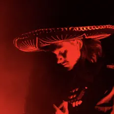 Ascolta Los Mexicanacas, guarda video musicali, leggi la biografia, vedi le date del tour & altro!