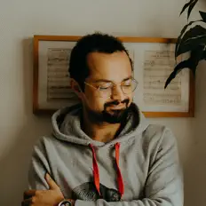 Posłuchaj wykonawcy Wydji, obejrzyj teledyski, przeczytaj biografię, zobacz daty tras koncertowych i nie tylko!