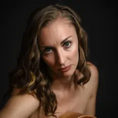 聆聽 Elle Carpenter、觀看音樂影片、閱讀小傳、查看巡演日期等！