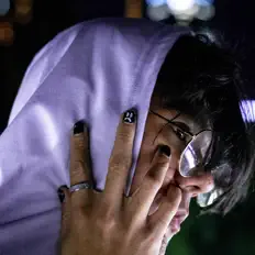 聆聽 Alor、觀看音樂影片、閱讀小傳、查看巡演日期等！