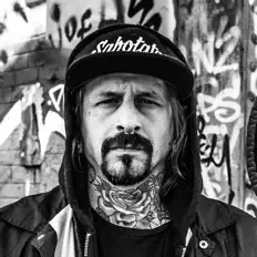 Écoutez Answer, regardez des vidéoclips, lisez la biographie, consultez les dates de tournée et plus encore !