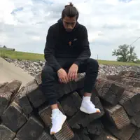 Hör dir undefined an, schau dir Musikvideos an, lies die Biografie, finde Tourdaten und mehr!