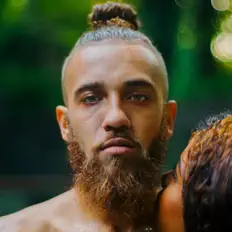 GNRAを聴いたり、ミュージックビデオを鑑賞したり、経歴やツアー日程などを確認したりしましょう！