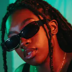 Poslechněte si interpreta Ebun, sledujte hudební videa, přečtěte si životopis, podívejte se na data turné a další informace.