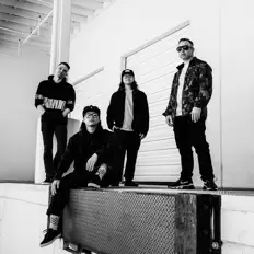 Goldviewを聴いたり、ミュージックビデオを鑑賞したり、経歴やツアー日程などを確認したりしましょう！