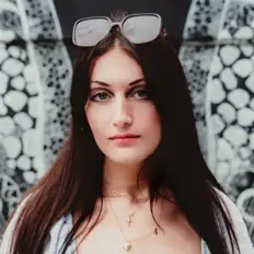 Poslechněte si interpreta Alexis Cook, sledujte hudební videa, přečtěte si životopis, podívejte se na data turné a další informace.