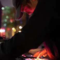 Hör dir Ki Oni an, schau dir Musikvideos an, lies die Biografie, finde Tourdaten und mehr!
