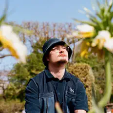 聆聽 Guizzi、觀看音樂影片、閱讀小傳、查看巡演日期等！