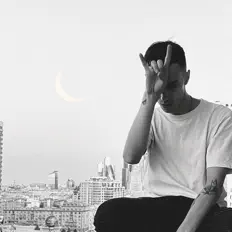 Dengarkan Mosh, tonton video musik, baca bio, lihat tanggal tur & lainnya!