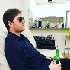 Monteを聴いたり、ミュージックビデオを鑑賞したり、経歴やツアー日程などを確認したりしましょう！