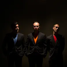 Poslechněte si interpreta Heavy Love, sledujte hudební videa, přečtěte si životopis, podívejte se na data turné a další informace.