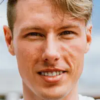 Poslechněte si interpreta undefined, sledujte hudební videa, přečtěte si životopis, podívejte se na data turné a další informace.