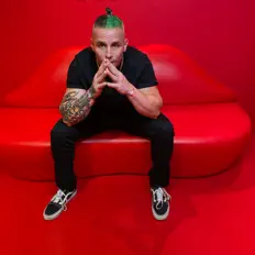 收听 Mikey P、观看音乐视频、阅读小传、查看巡演日期等 ！