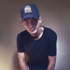 聆聽 Hesch、觀看音樂影片、閱讀小傳、查看巡演日期等！