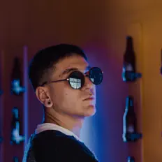 收听 Proud、观看音乐视频、阅读小传、查看巡演日期等 ！