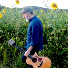 Escucha a Elie Massias, mira videos musicales, lee su biografía, consulta las fechas de las gira y más.